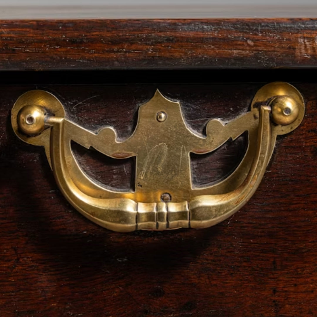 Buffet vitrine ancien en noyer datant des années 1800