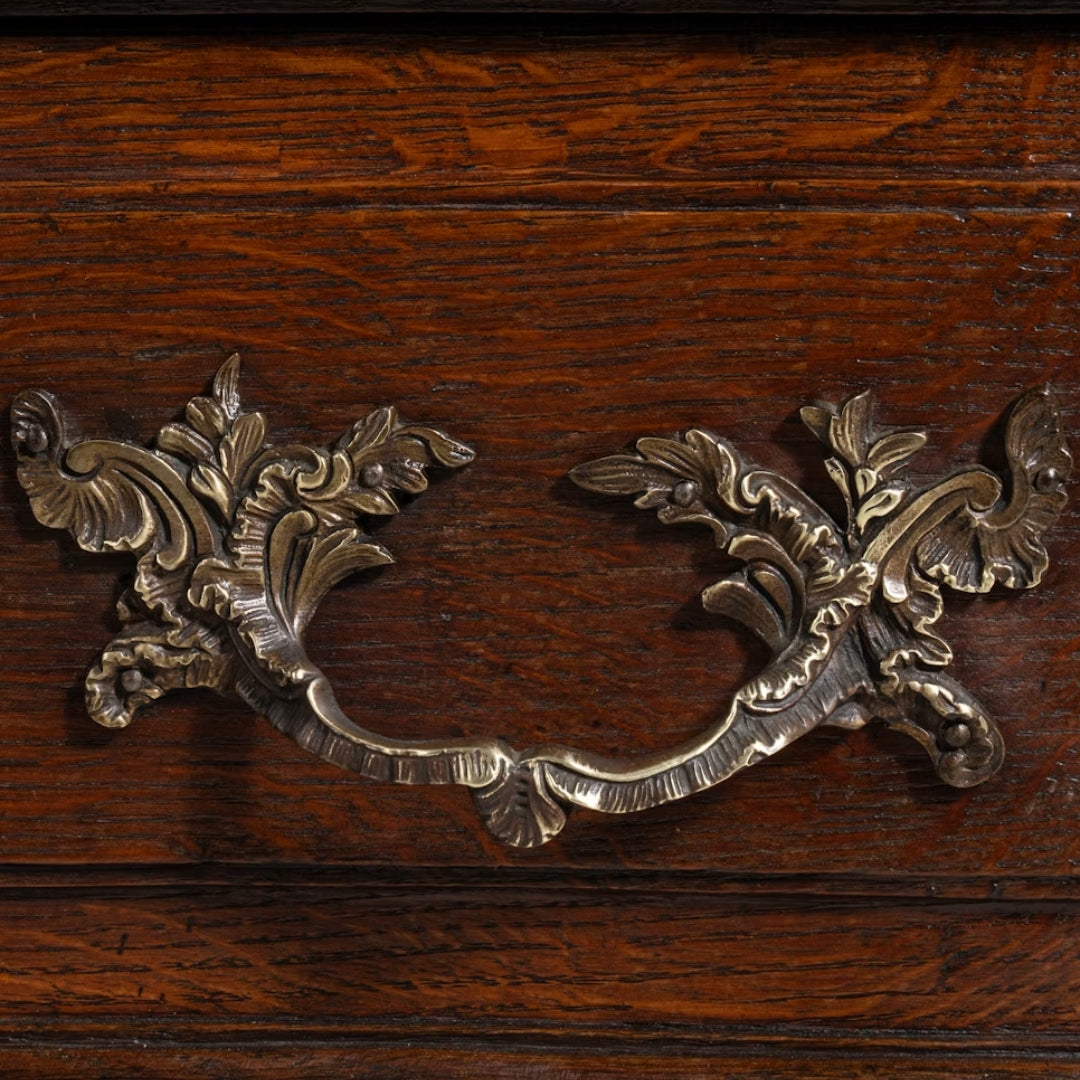 Commode sauteuse en noyer de style provençal, Château Provence, vers 1800