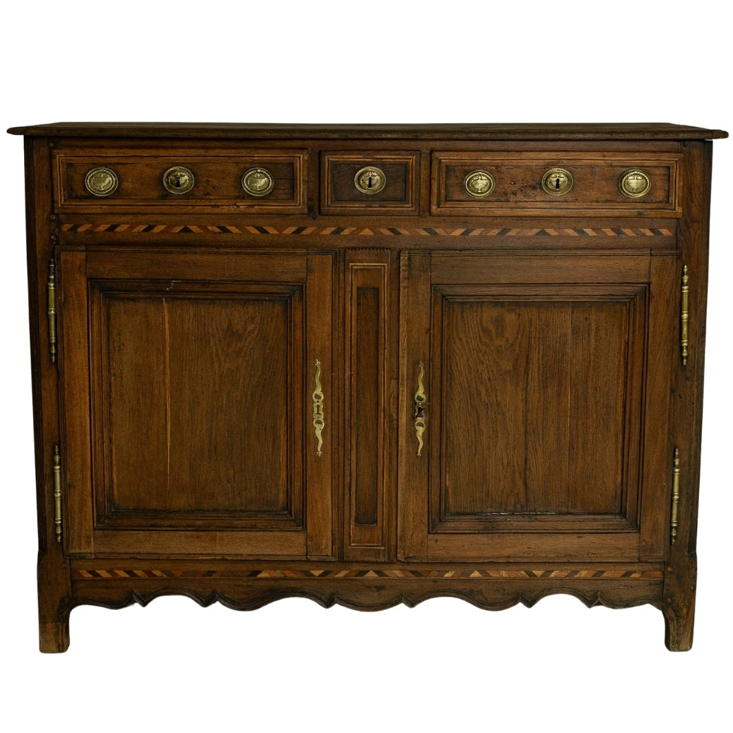 Vaisselier chêne style baroque, ornements laiton, circa 1820