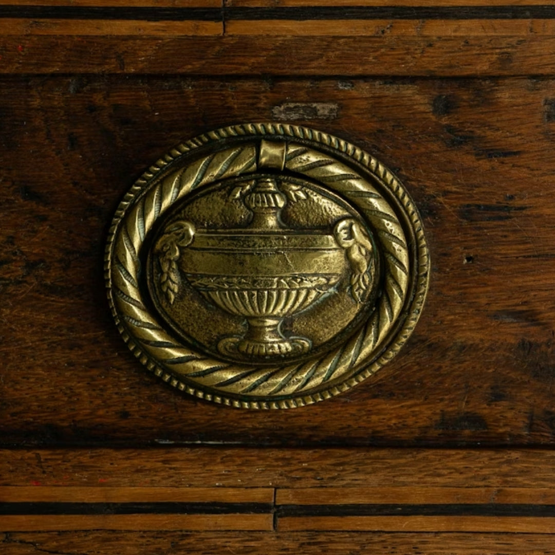 Vaisselier chêne style baroque, ornements laiton, circa 1820