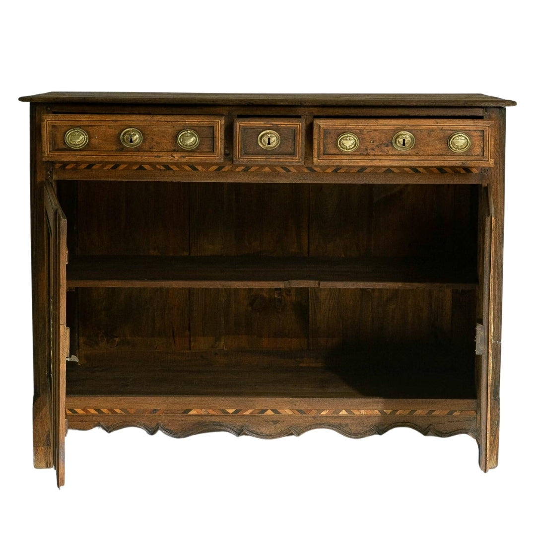 Vaisselier chêne style baroque, ornements laiton, circa 1820