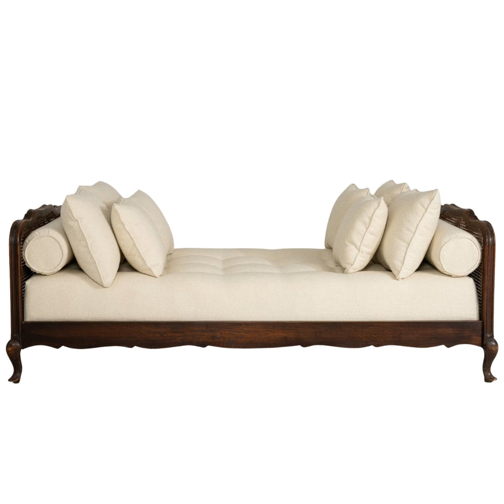 Lit de repos en rotin de style provençal avec coussin en lin capitonné