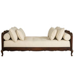 Lit de repos en rotin de style provençal avec coussin en lin capitonné