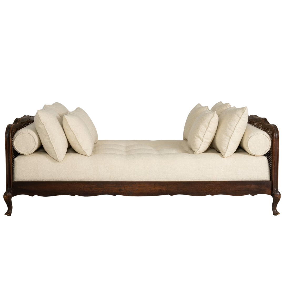 Lit de repos en rotin de style provençal avec coussin en lin capitonné
