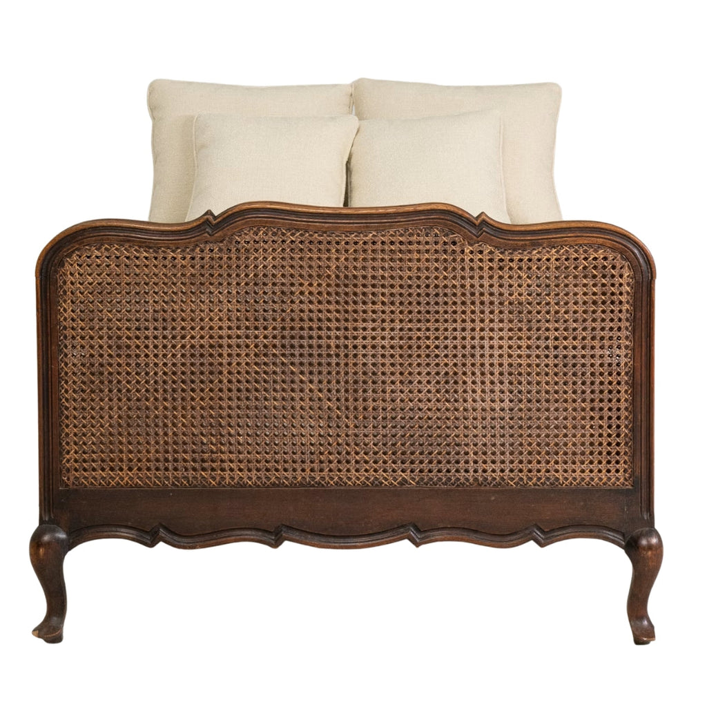 Lit de repos en rotin de style provençal avec coussin en lin capitonné