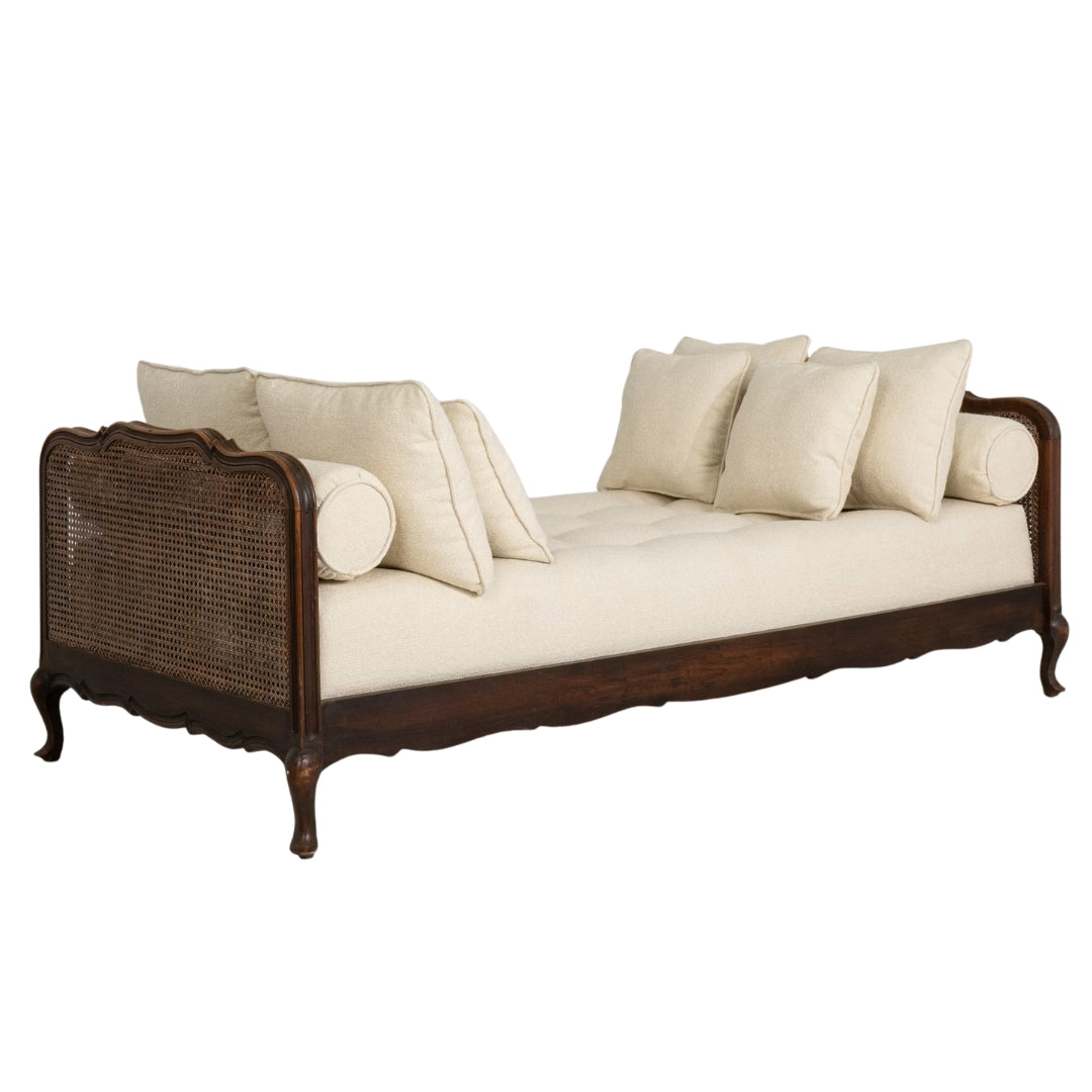 Lit de repos en rotin de style provençal avec coussin en lin capitonné