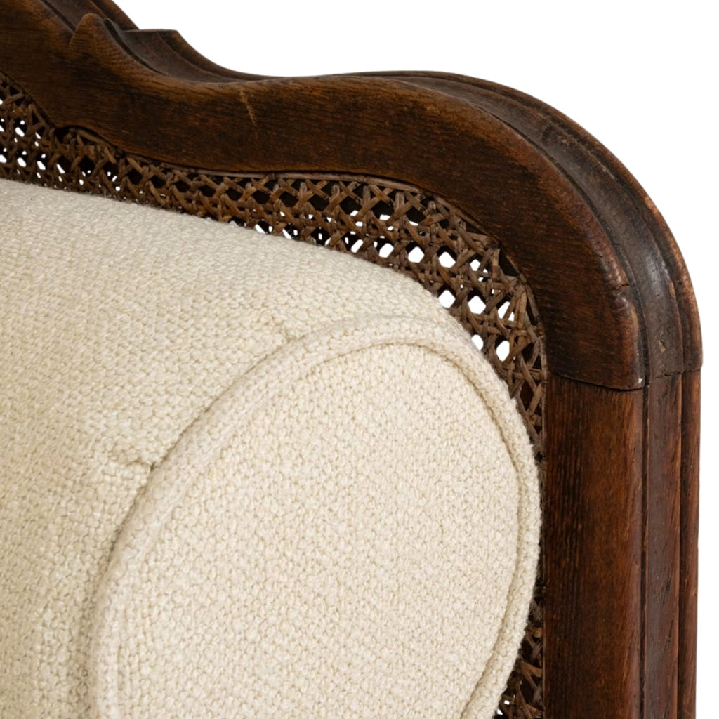Lit de repos en rotin de style provençal avec coussin en lin capitonné