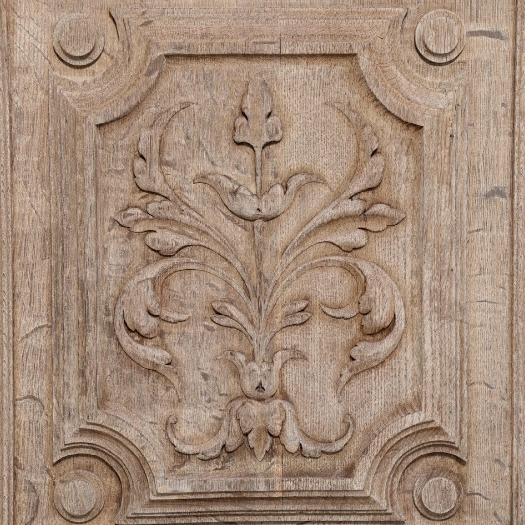 Vitrine en chêne sculpté de style ancien, Circa 1880