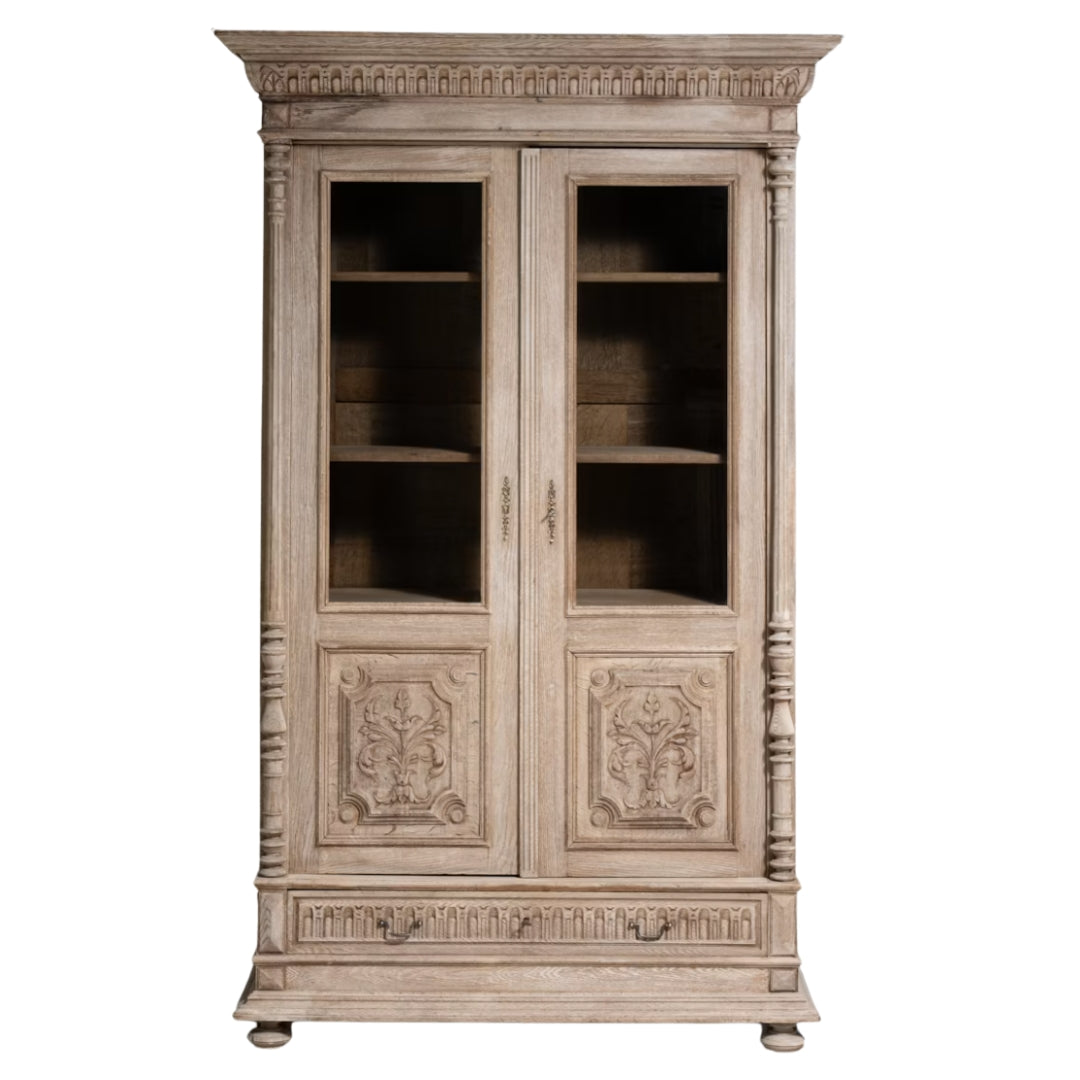 Vitrine en chêne sculpté de style ancien, Circa 1880