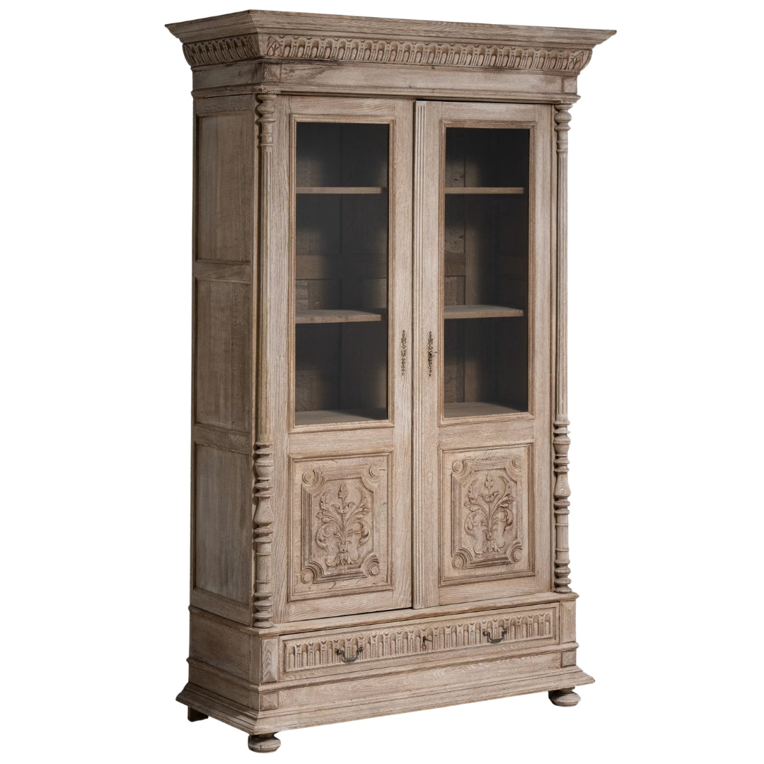 Vitrine en chêne sculpté de style ancien, Circa 1880