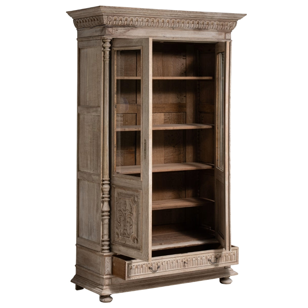 Vitrine en chêne sculpté de style ancien, Circa 1880