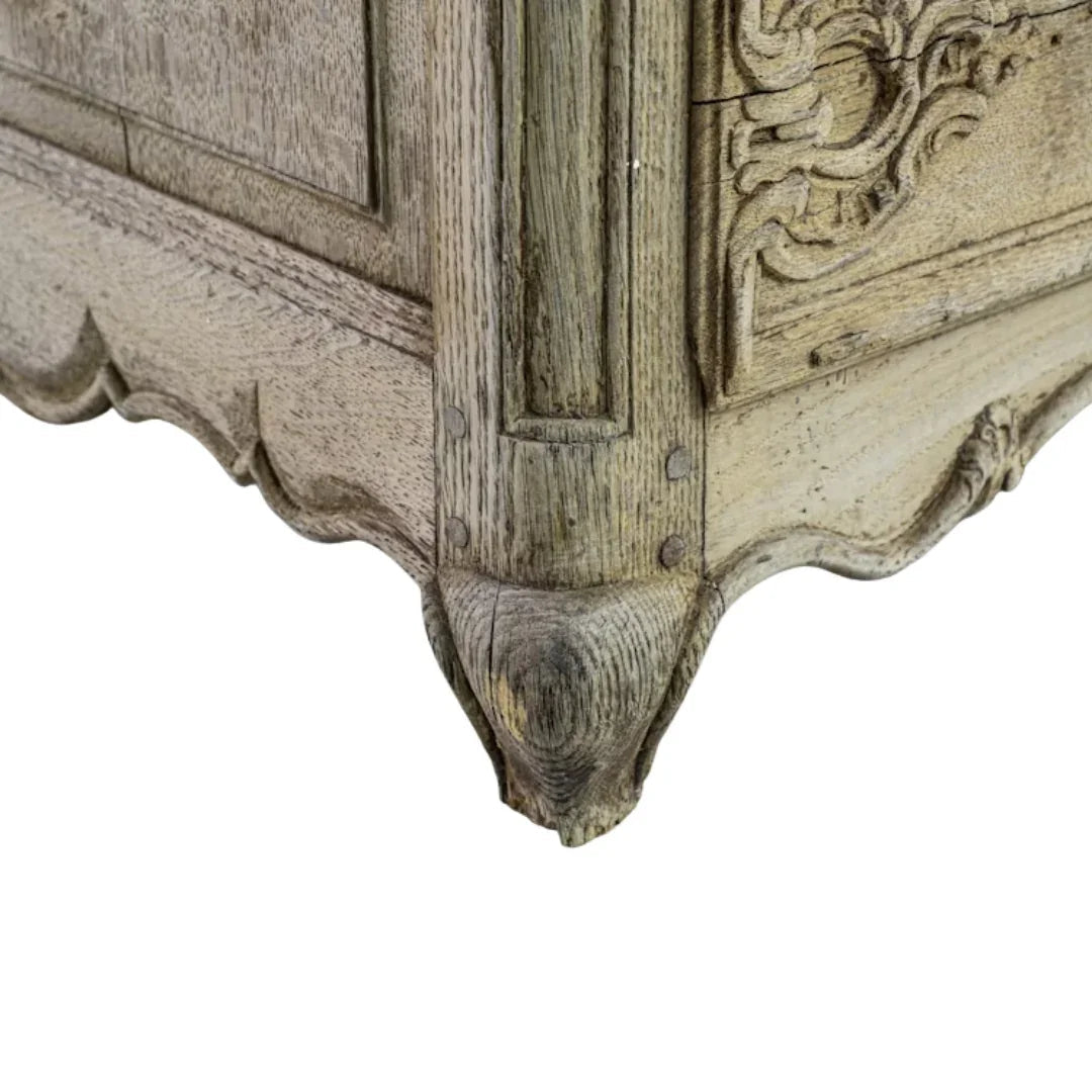 Coffre en chêne richement sculpté, France, vers 1850