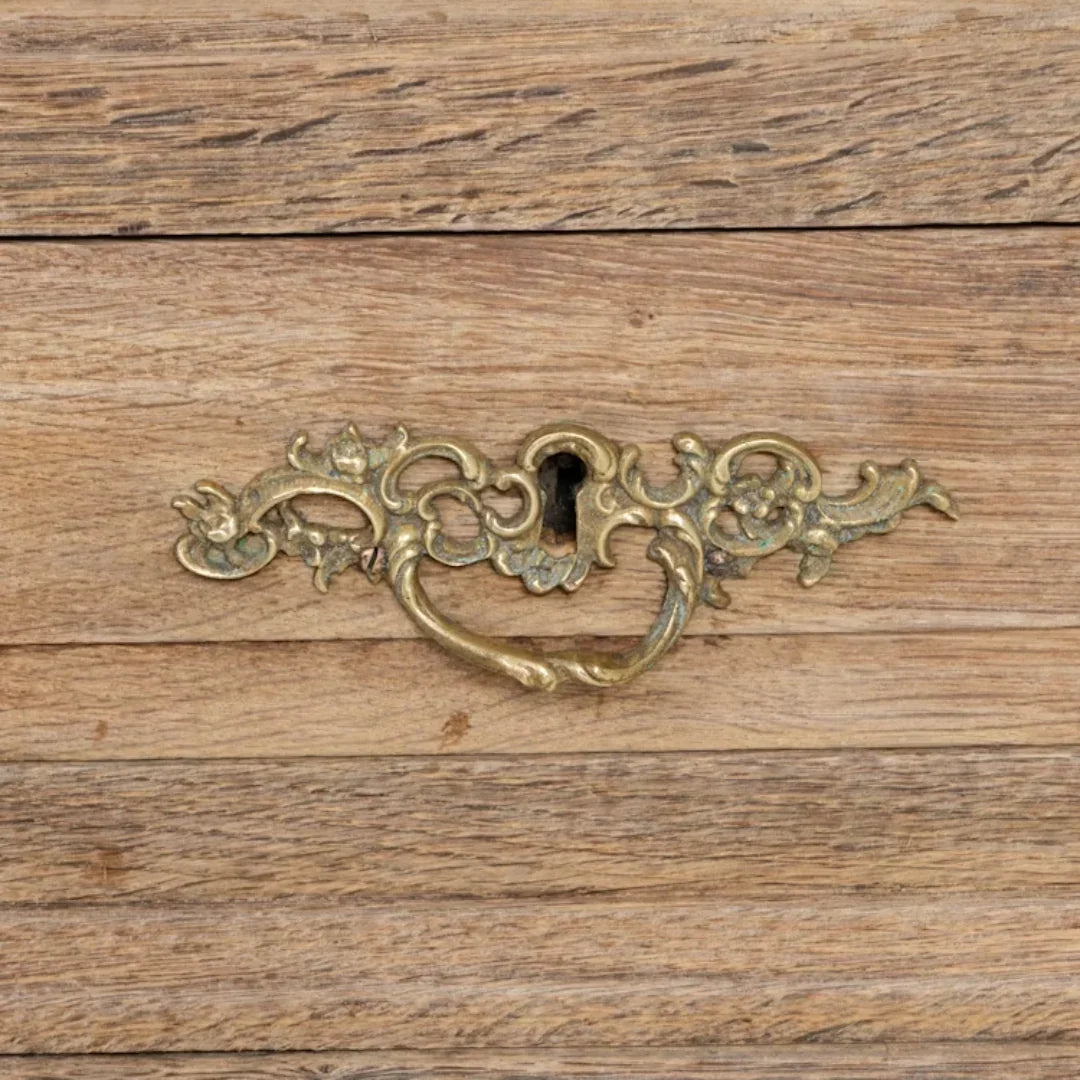 Meuble rustique en bois à porte grillagée, vers 1880
