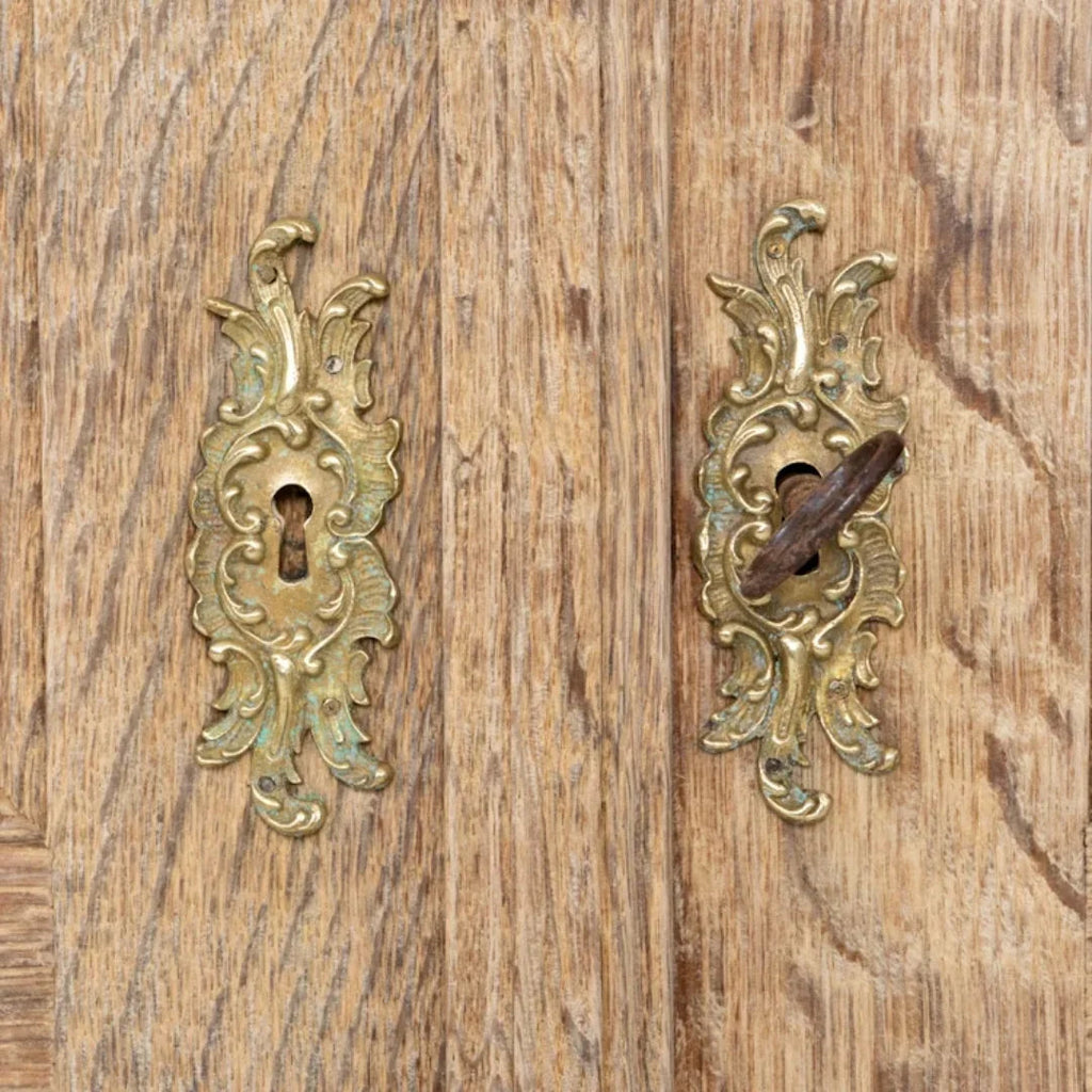 Meuble rustique en bois à porte grillagée, vers 1880